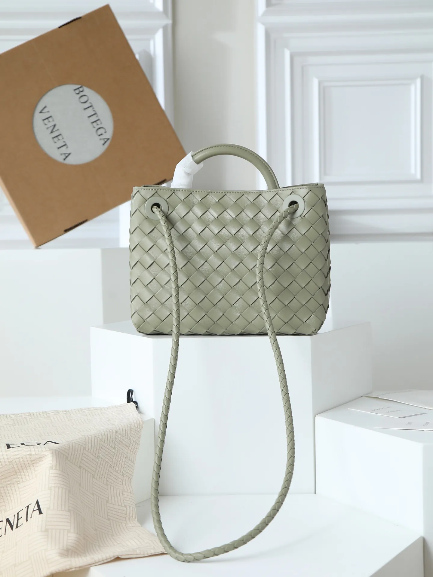 1300. Andiamo is shipping‼ ️Really popular🔥The new Andiamo woven handbag launched by Bottega Veneta this season is really popular all over the world! ! Celebrities at home and abroad have worn it, and Oscar-winning actress Michelle Yeoh has taken it out on the street. Song Jia, Trai Yala, Yu Feihong, Sanji Ayaka, Rosie Hunting-Whiteley, Yoshioka Riho, etc. have all worn this bag. It is classic and versatile and shows off your temperament, and the bag capacity is also large, which is very convenient for daily commuting! ! A variety of carrying methods, the shoulder straps can be adjusted by yourself, the original lambskin feels soft and delicate, and the unisex style breaks the gender boundaries and brings a more practical and long-lasting use experience. Andiamo, which has both elegant and casual styles, perfectly interprets the true appearance of "fashionable old money style". Style number: 766014 Size: 25*22*10.5cm